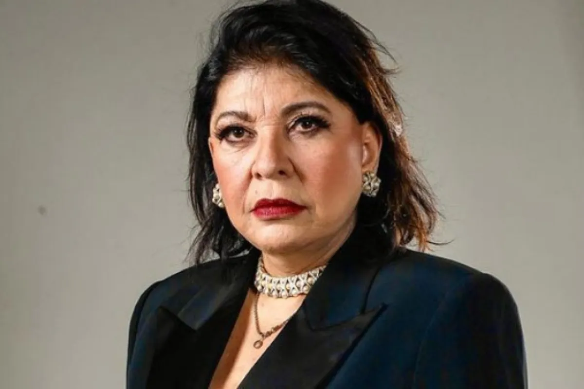 Imagem da rádio Estação Plus com a apresentadora Roberta Miranda