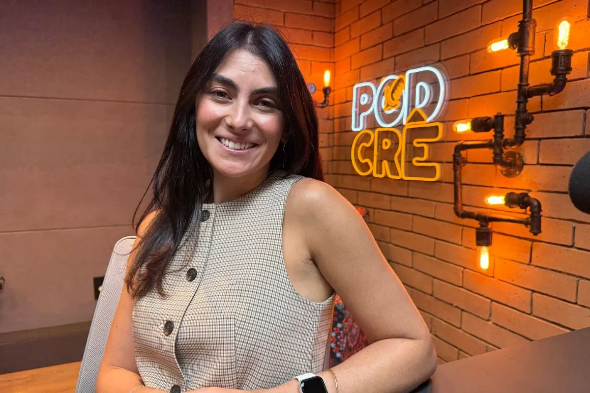 Imagem da apresentadora Mariana Uhlmann no Rádio Estação Plus