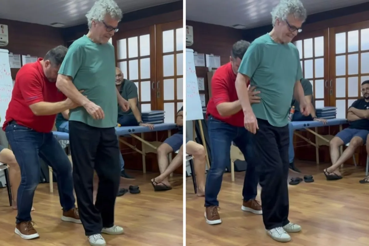 Imagem de Carlinhos de Jesus em estúdio de rádio