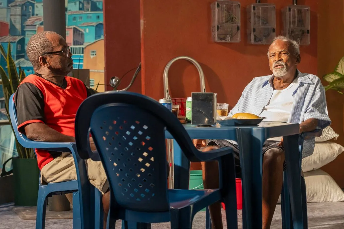 Imagem da Estação de Rádio Plus com foco em Falas Negras