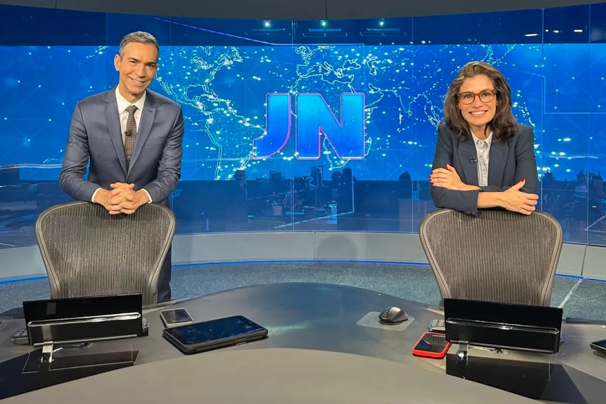 Imagem da apresentação do Jornal Nacional com Cesar Tralli e Renata Vasconcellos.