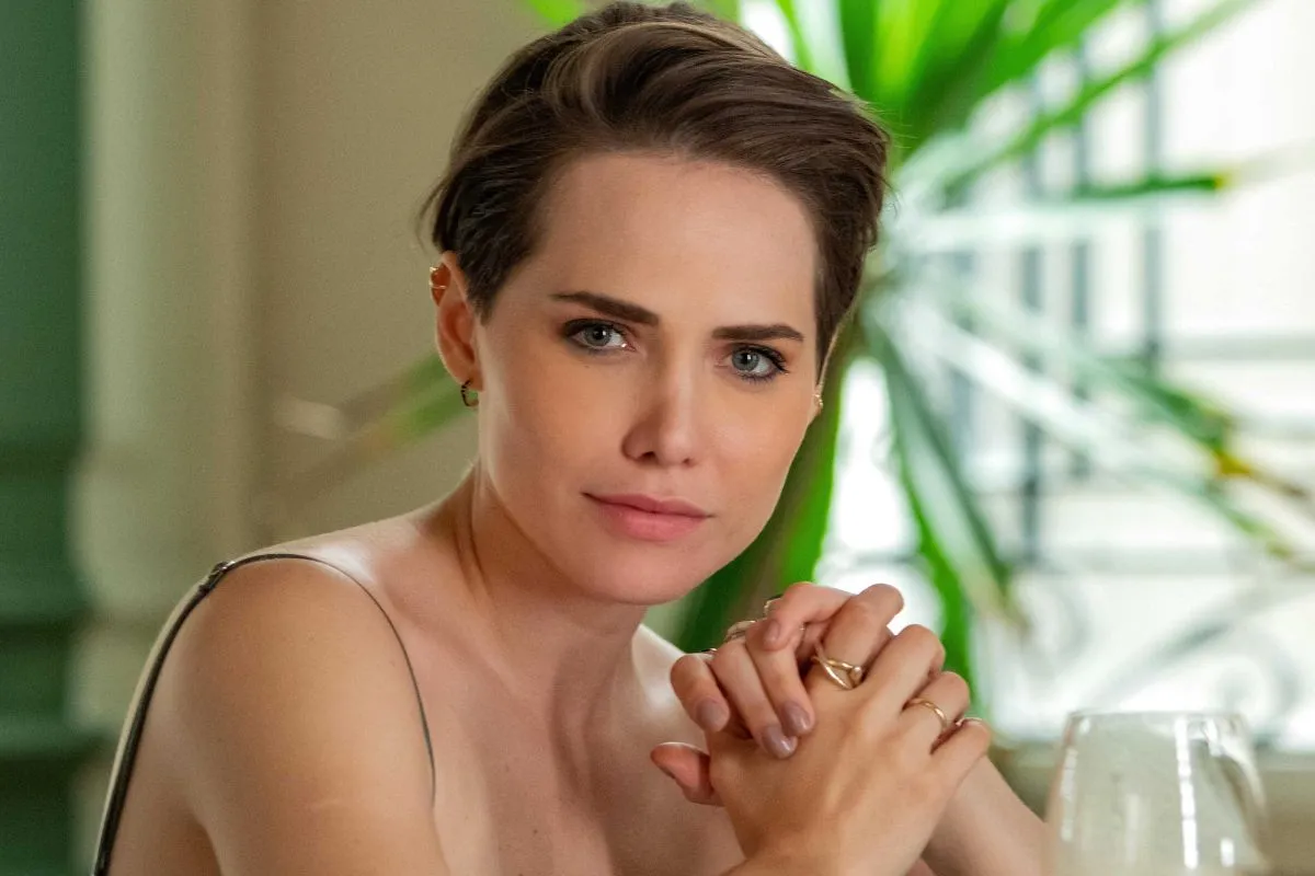 Leticia Colin apresentando o Rádio Estação Plus