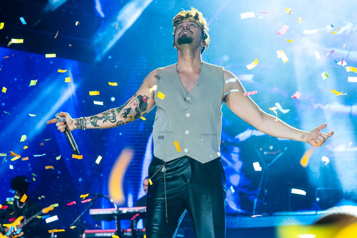 Luan Santana em estúdio da Rádio Estação Plus