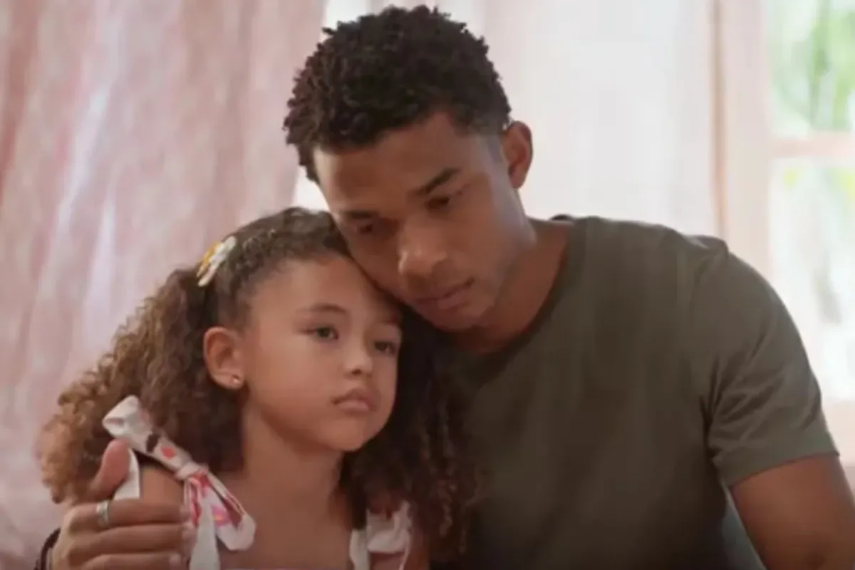 Imagem de Samuel Juan Paiva e Sofia Elis Cabral em um ambiente de estúdio de rádio