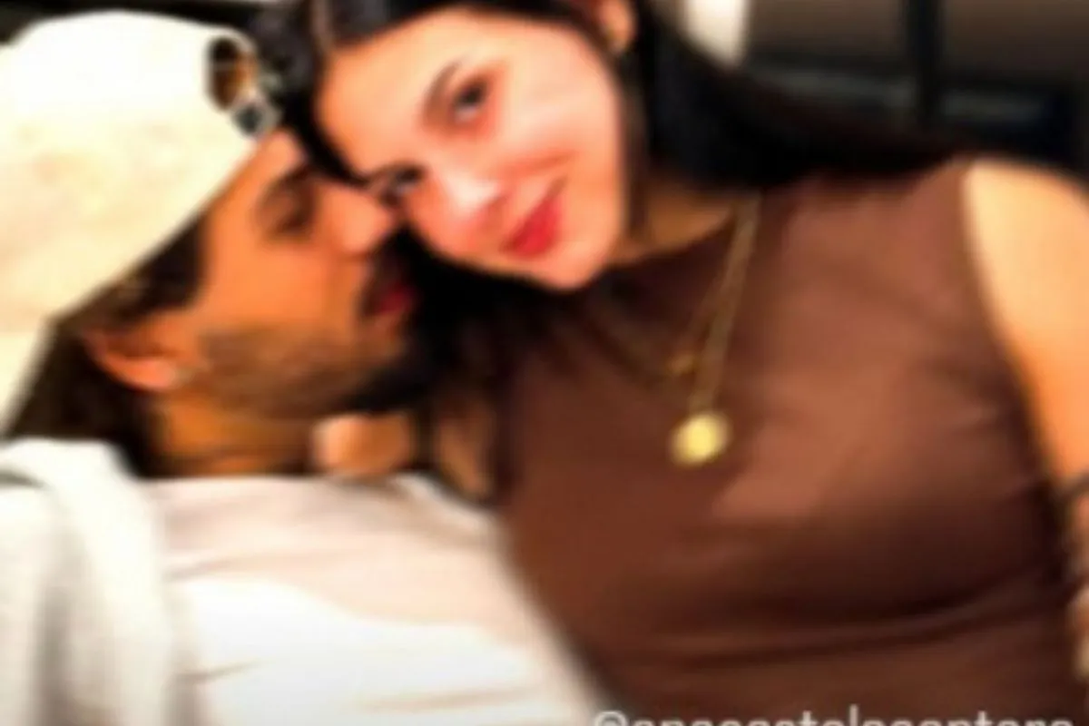 Imagem da Estação de Rádio Plus, com uma atmosfera de música e entretenimento