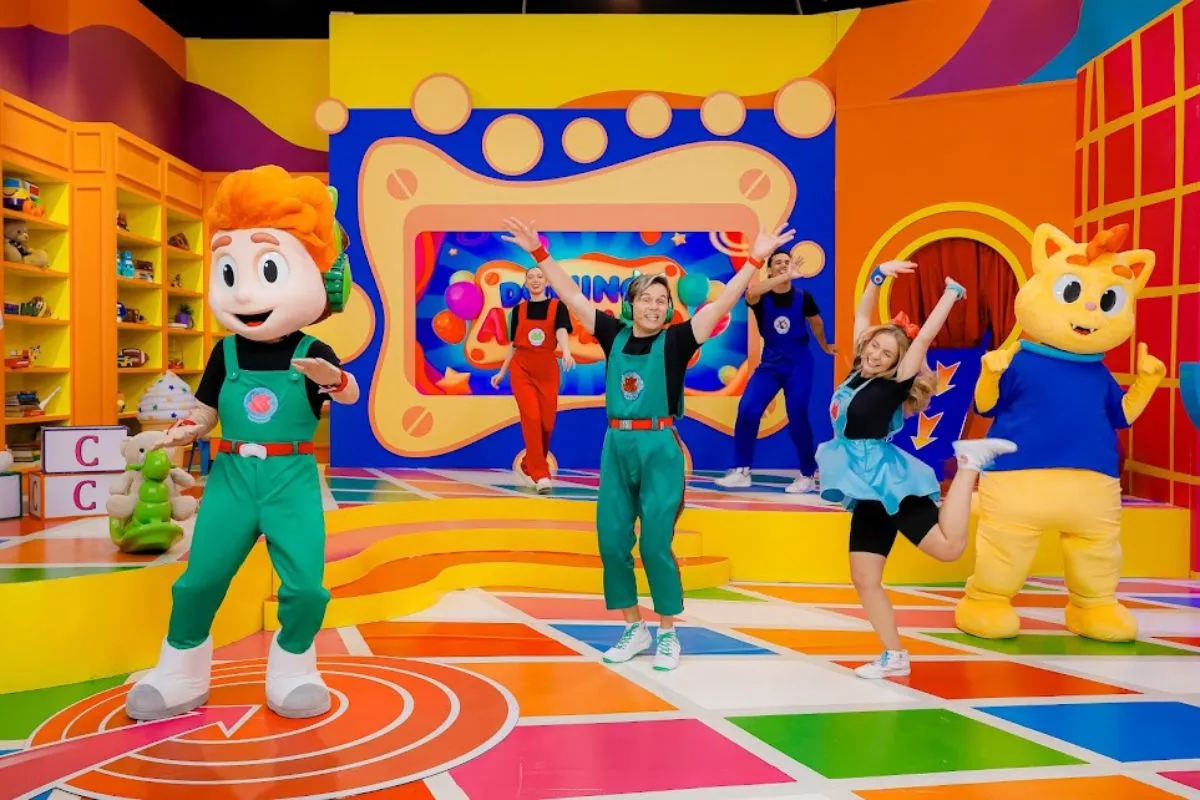 Gato sentado em frente a uma mesa de rádio