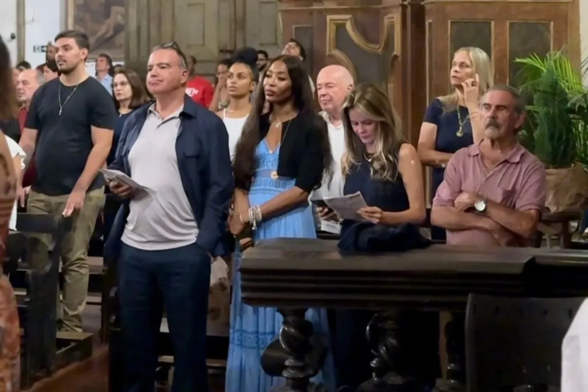 Famosa modelo Naomi Campbell ao lado de figuras religiosas em Ouro Preto