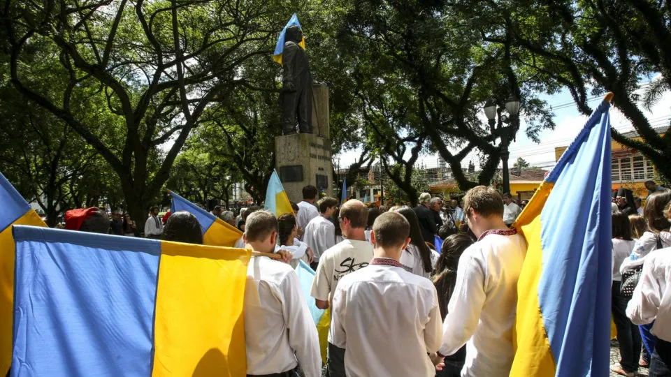 Rádio Estação Plus em ação, transmitindo música e notícias em tempo real.