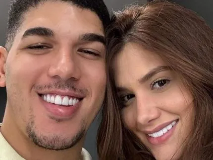 Imagem da apresentadora Ingra Soares e Ze Vaqueiro no estúdio da Rádio Estação Plus