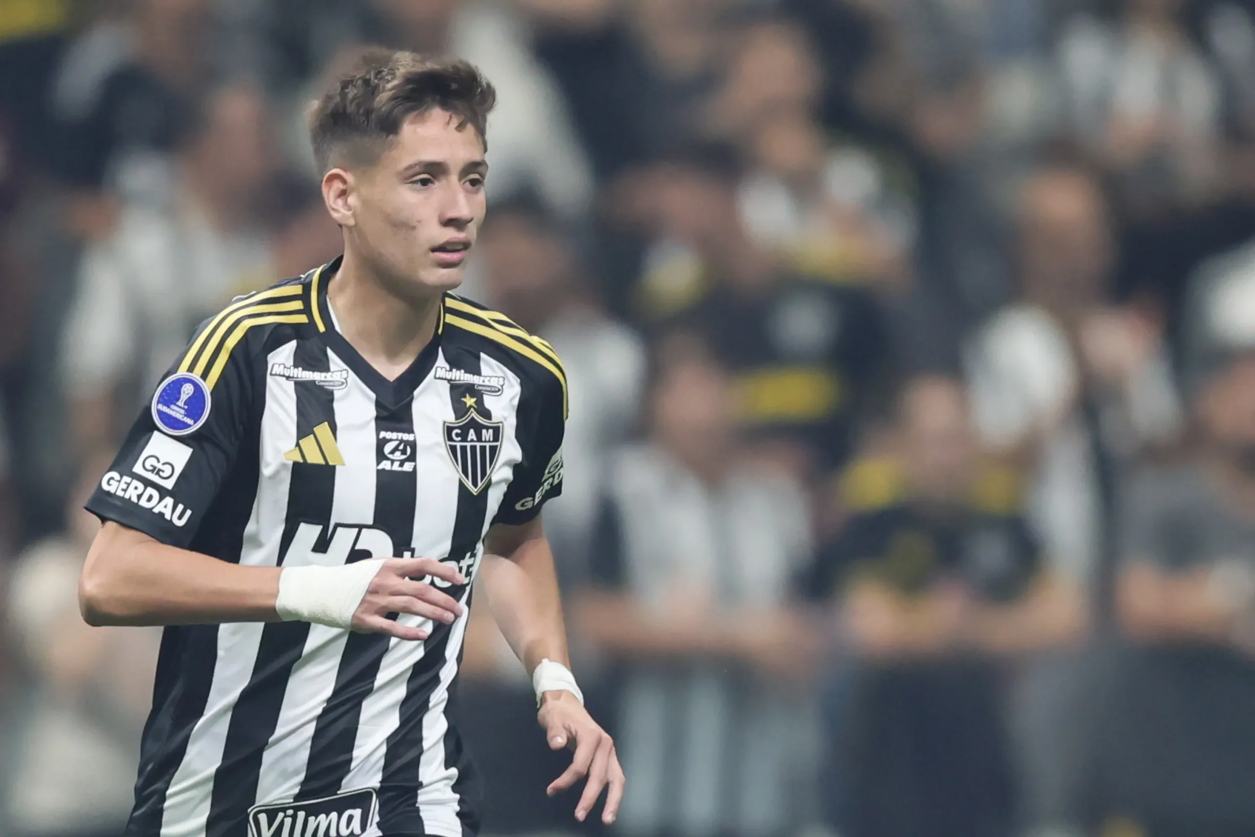 Imagem da Estação Plus, uma rádio online que transmite música e notícias de última hora.