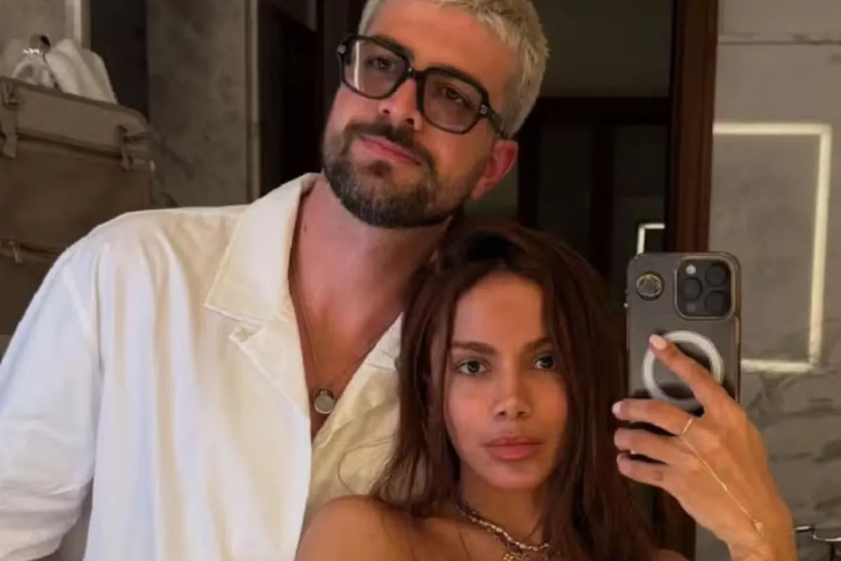 Imagem da Anitta no estúdio da Rádio Estação Plus