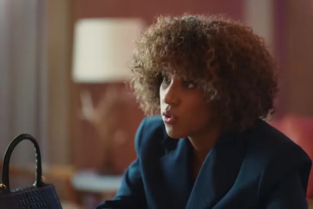 Imagem da apresentadora Cinara Ramile no programa Coração Acelerado na Rádio Estação Plus