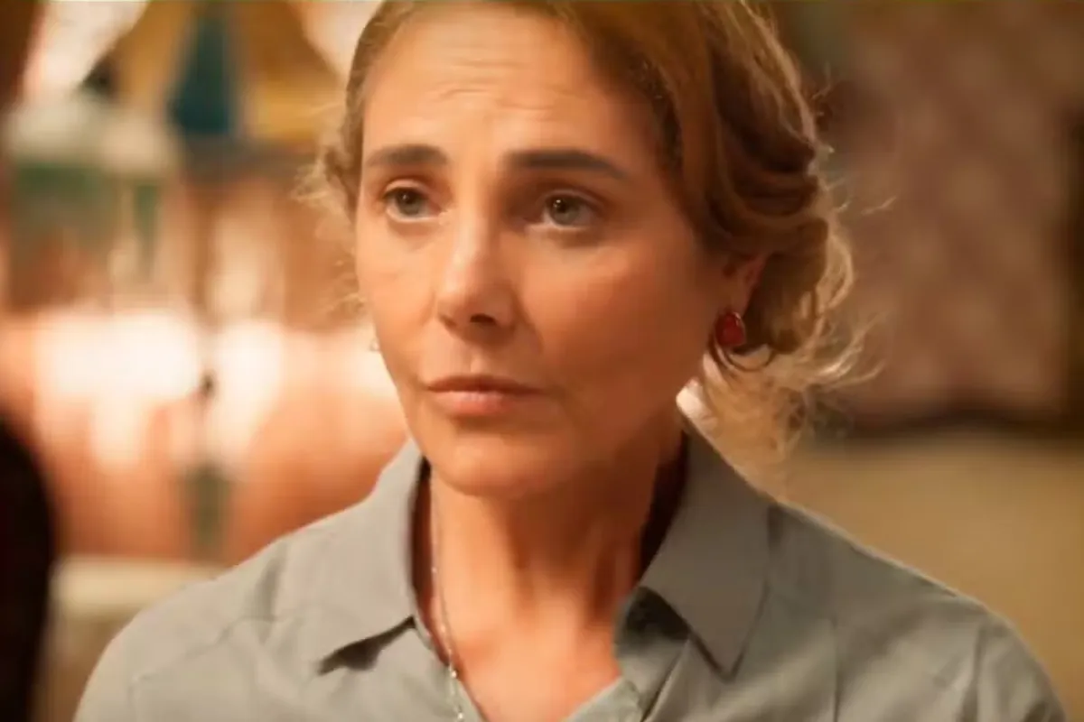 Imagem da apresentadora Zulma Heloisa Perisse no estúdio da Rádio Estação Plus