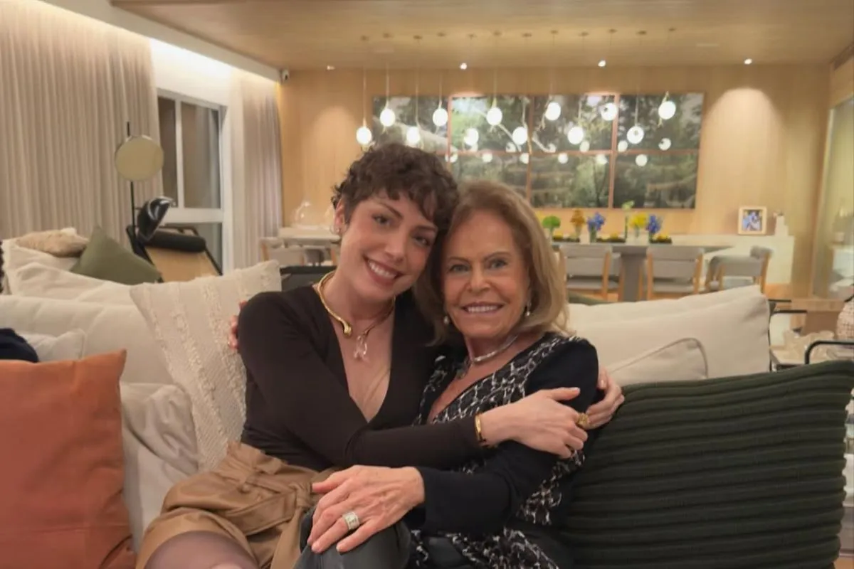Fabiana Justus ao lado de sua avó