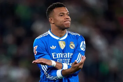 Foto de especialista explicando lesão no joelho de Mbappé