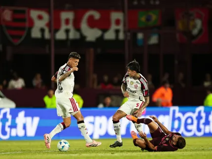 Equipe da Rádio Estação Plus em estúdio