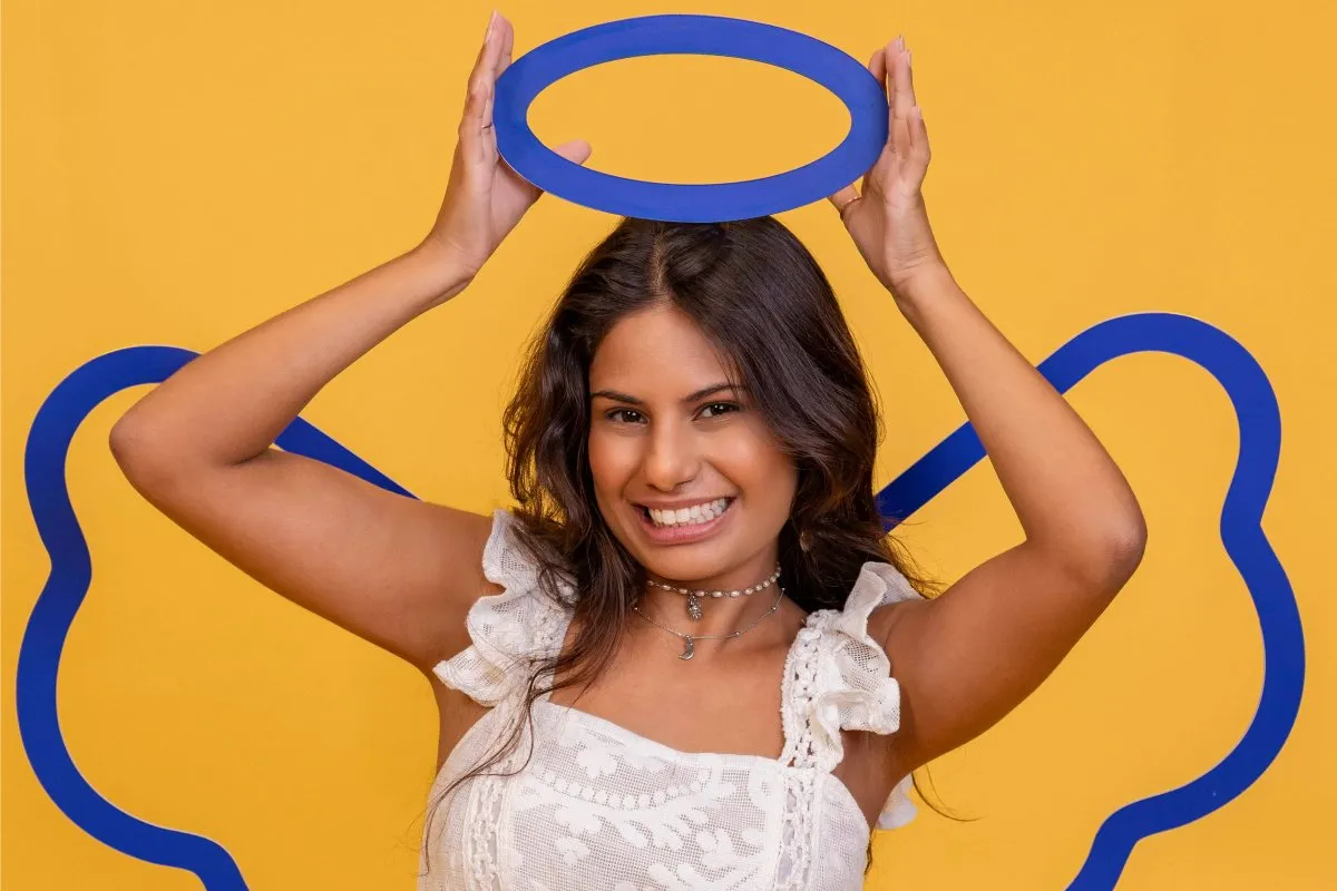 Gabriela Anjo apresentando na Estação Plus