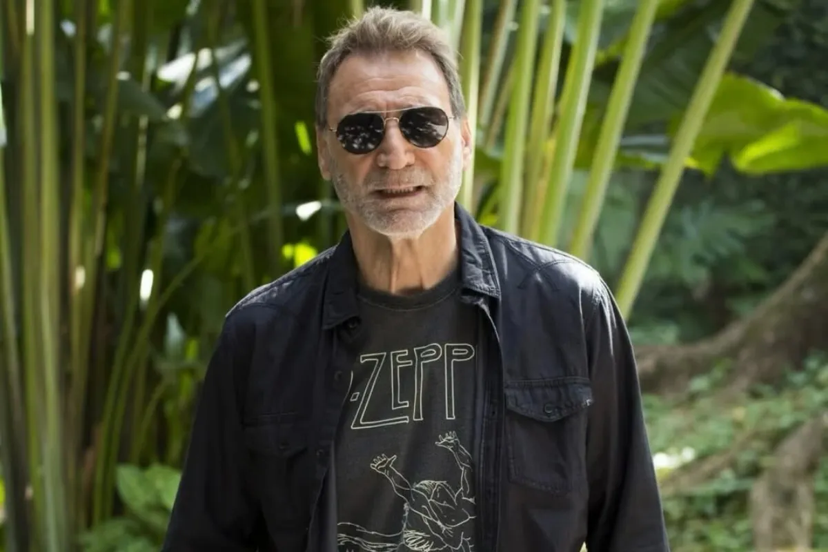 Fotografia de Herson Capri apresentando um programa de rádio na estação Plus