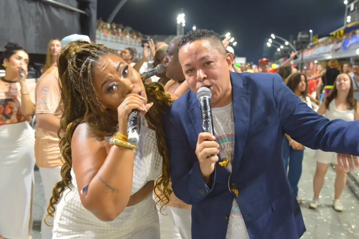 Imagem de interpretes estrelas do terceiro milênio em uma estação de rádio