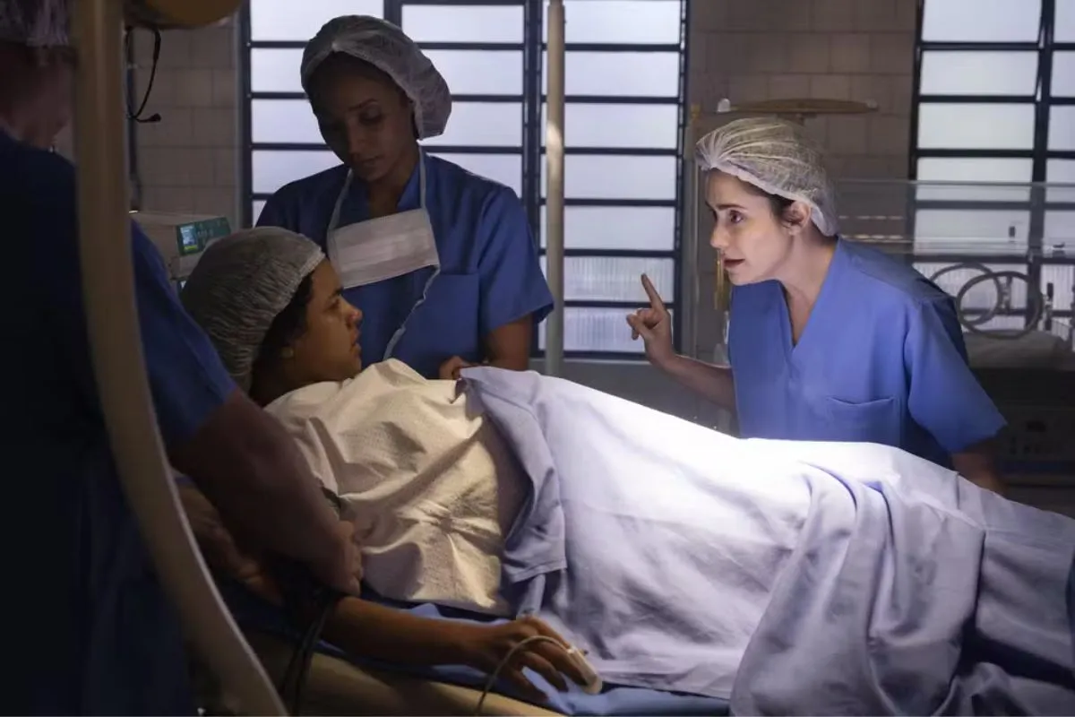 Imagem da Estação de Rádio Plus com a apresentadora Joelly