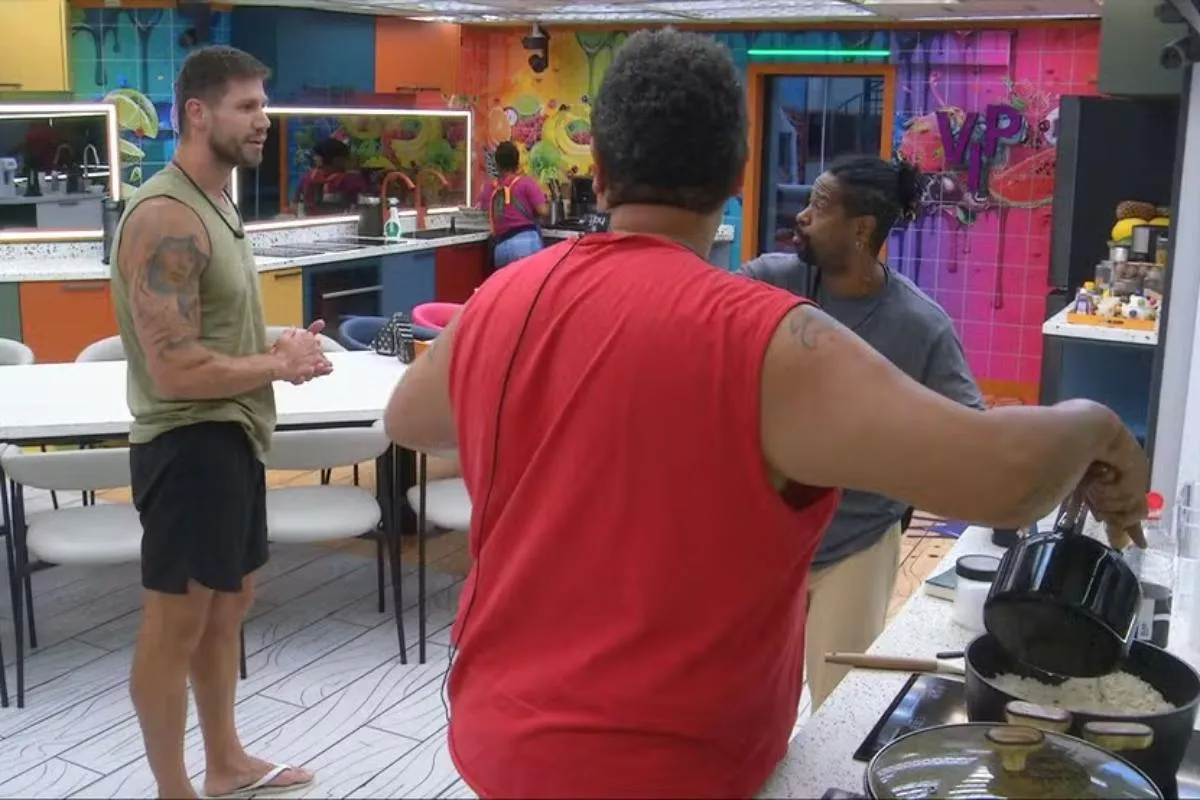 Jonas e Babu brigando em frente à cozinha na casa do Leandro no BBB