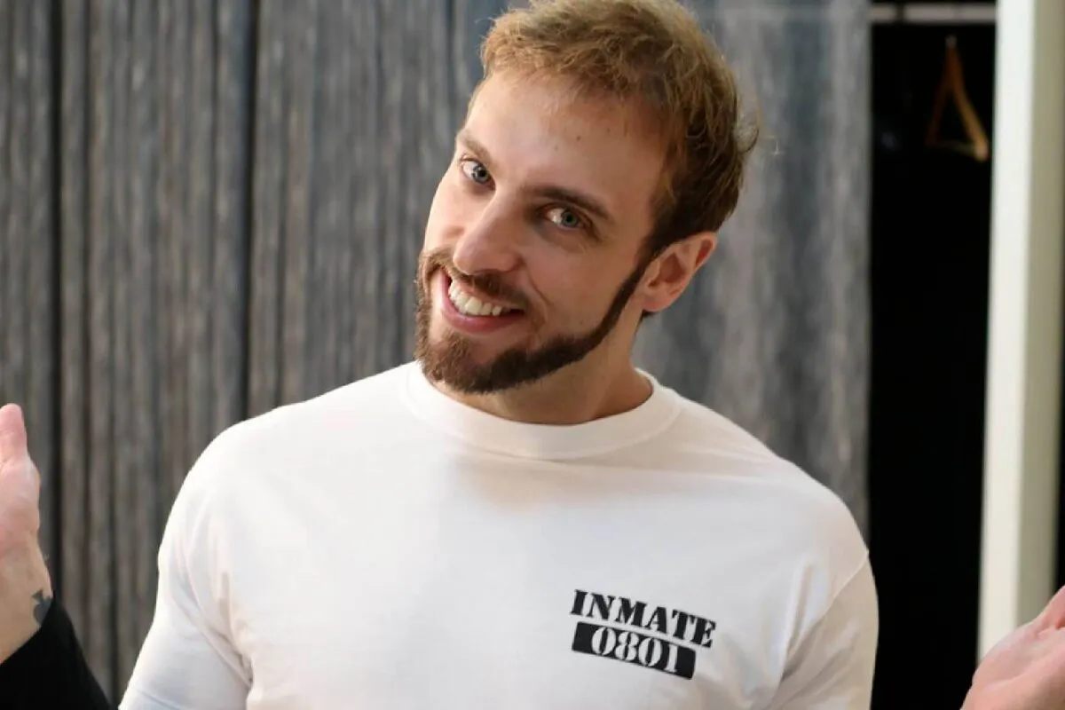 Leo Lins faz piada sobre hidrocefalia em programa de rádio da Estação Plus