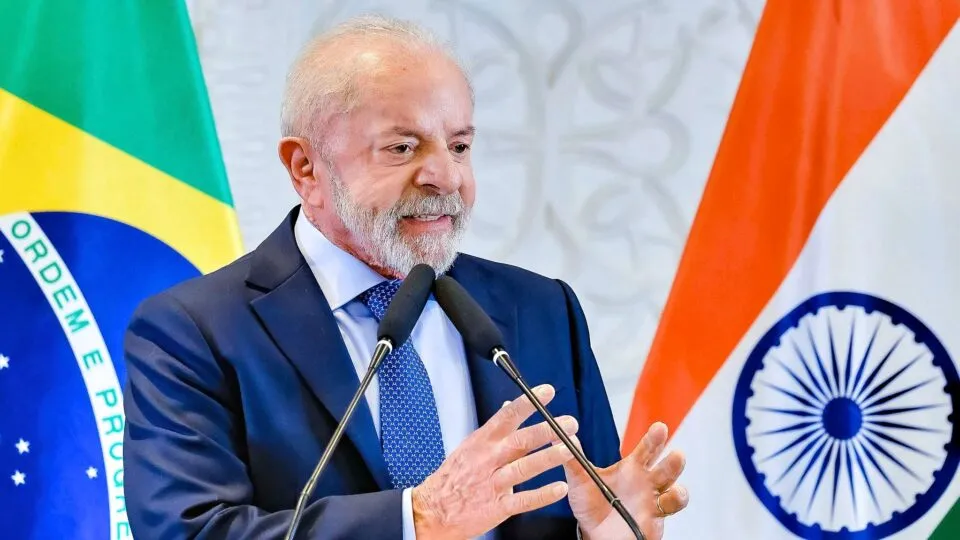 Imagem de lula em entrevista com jornalistas sobre tarifas de rádio nos EUA