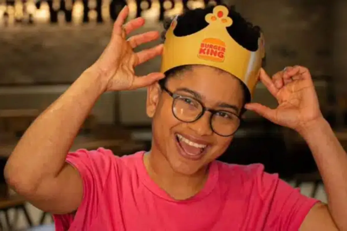 Imagem da apresentadora Milena BBB em um Burger King