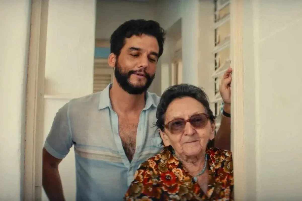 Imagem da Estação de Rádio Plus, com o Agente Secreto à frente