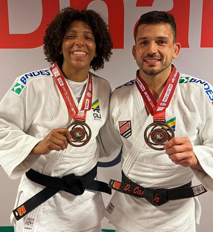 Rafael e Daniel apresentando o programa de rádio Estação Plus