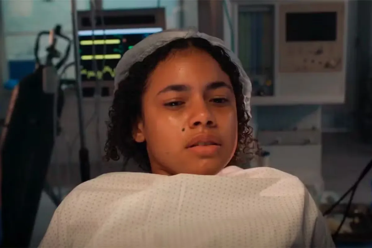 Imagem de Joelly durante o parto em uma estação de rádio