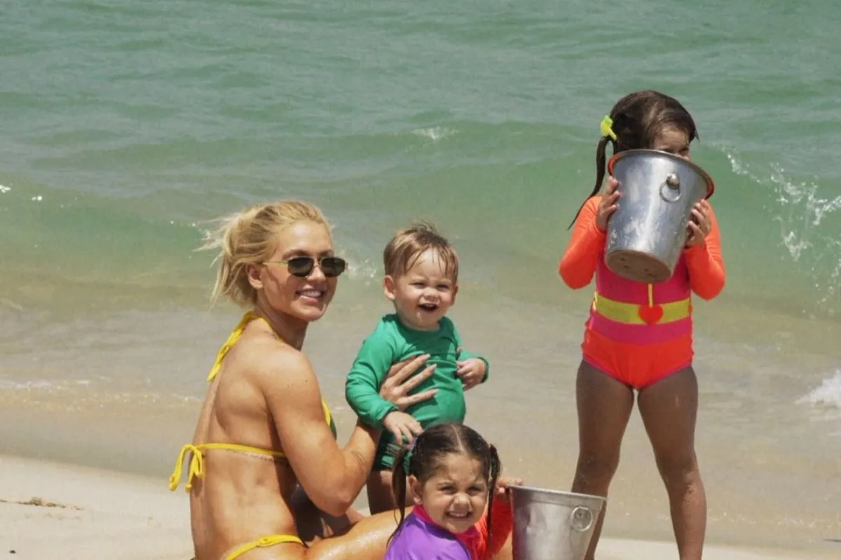 Virginia Fonseca Filhos em uma estação de rádio