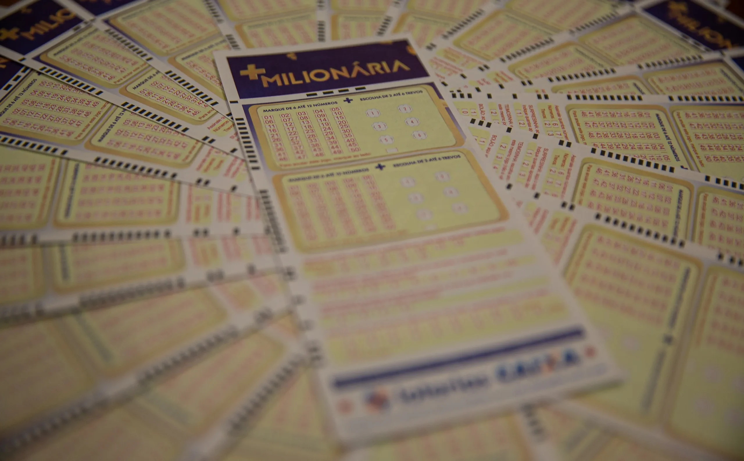 Imagem de um volante de milhões na rádio estação plus