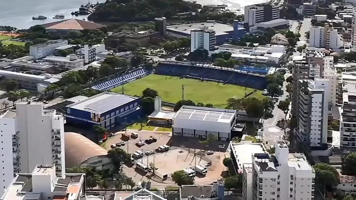 Rádio Estação Plus transmite ao vivo a partida de futebol da 26ª rodada da Série A 2026 entre Vitória e Porto
