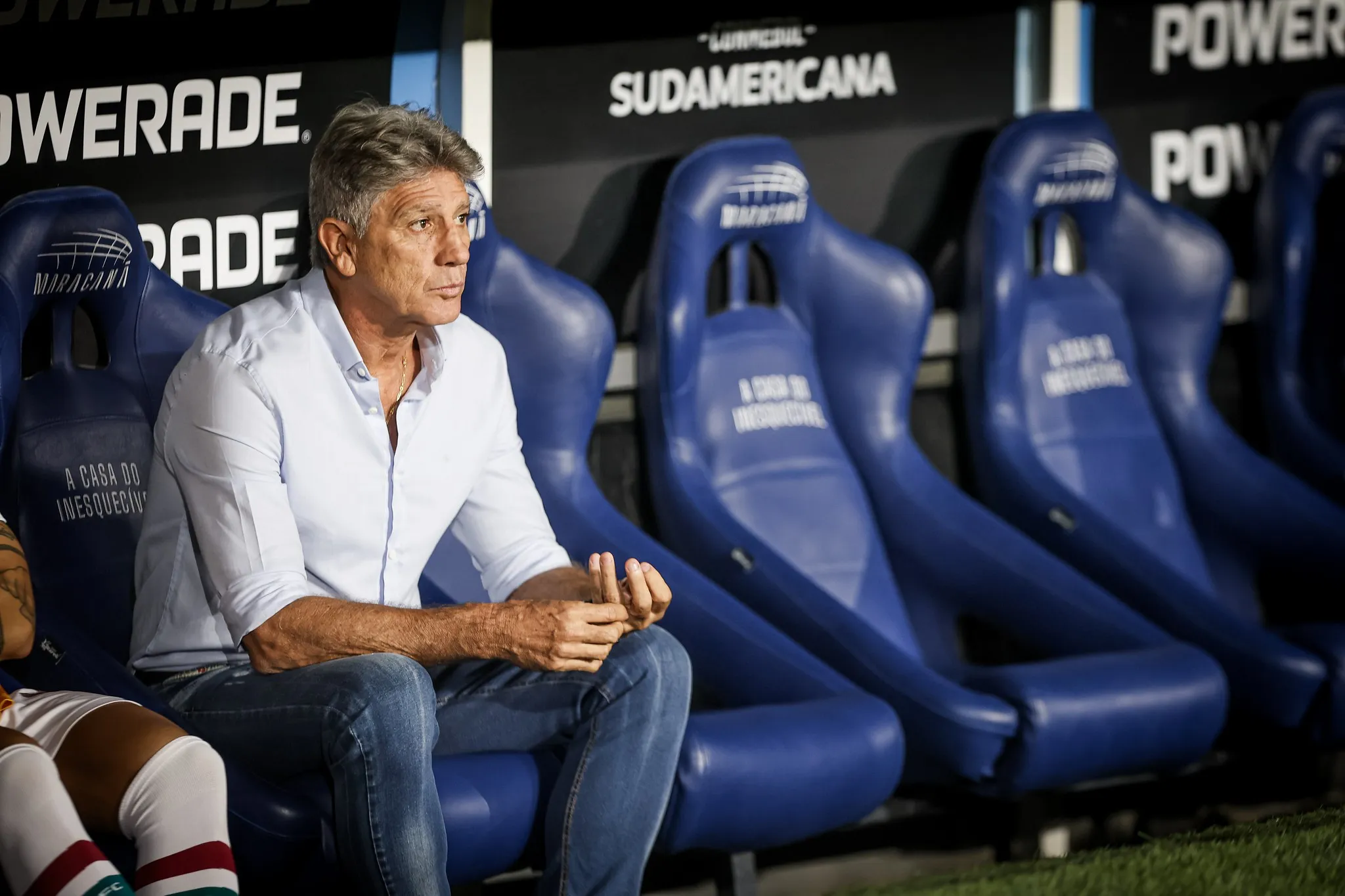 Rádio Estação Plus, estação de rádio online com programas de entretenimento, notícias e música em áudio.