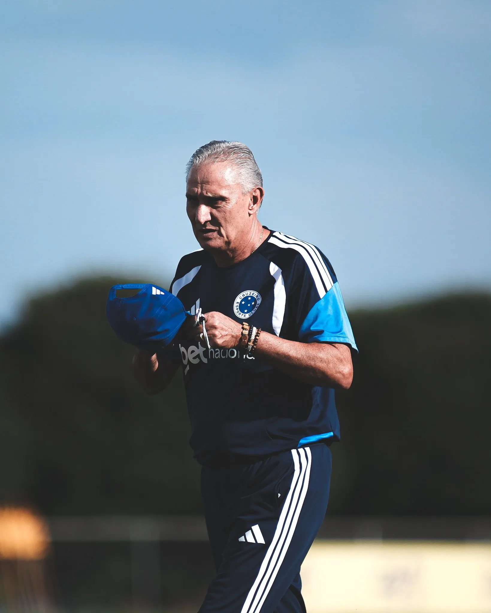 Imagem da Estação Plus em ação, transmitem músicas e notícias em tempo real.