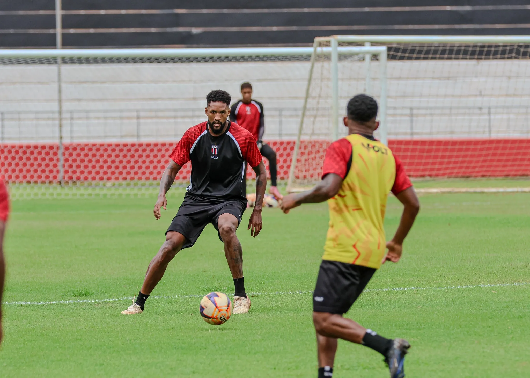 Imagem da Estação Rádio Plus com detalhes de programação e notícias