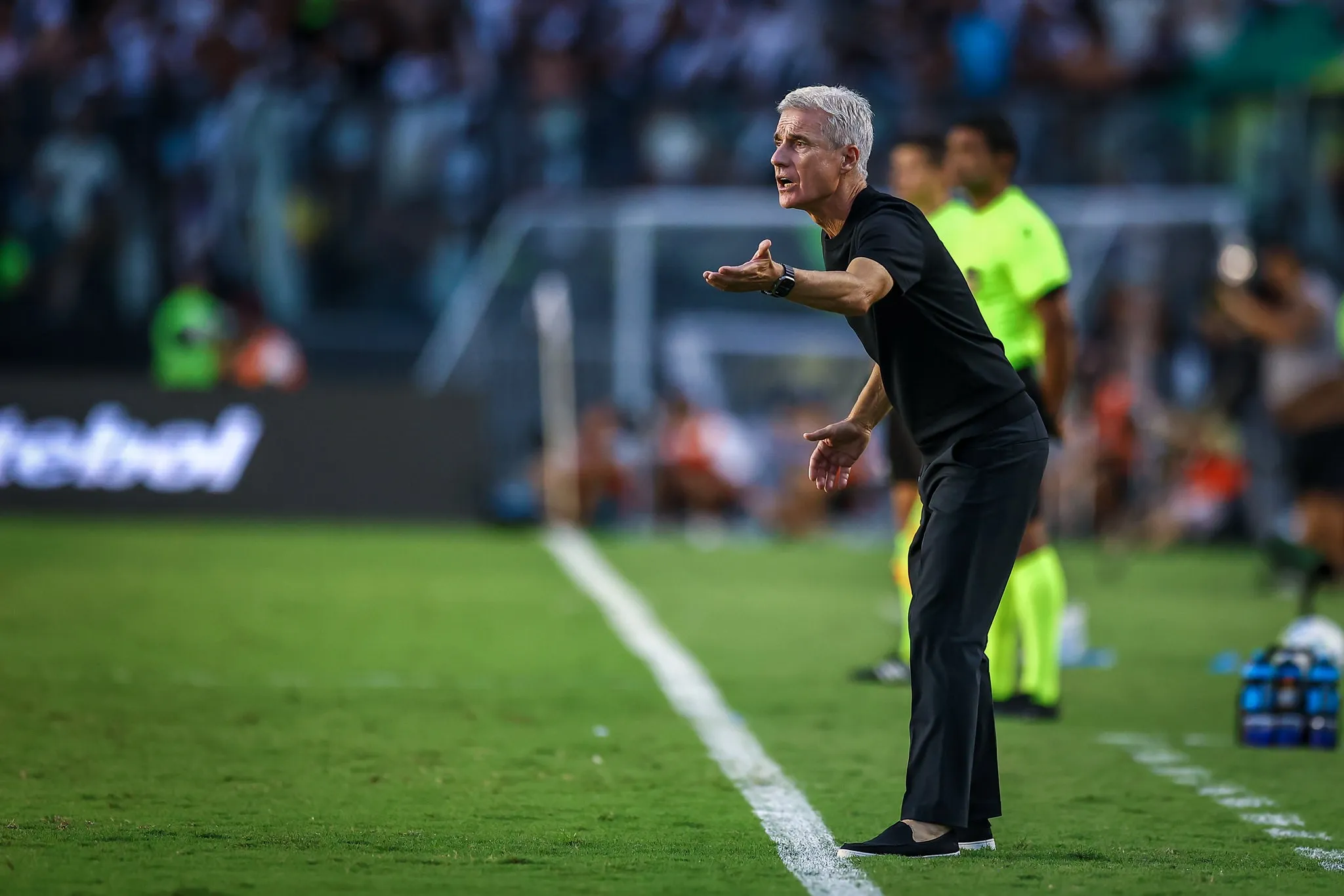 Rádio Estação Plus, estação de rádio online com música, notícias e entretenimento