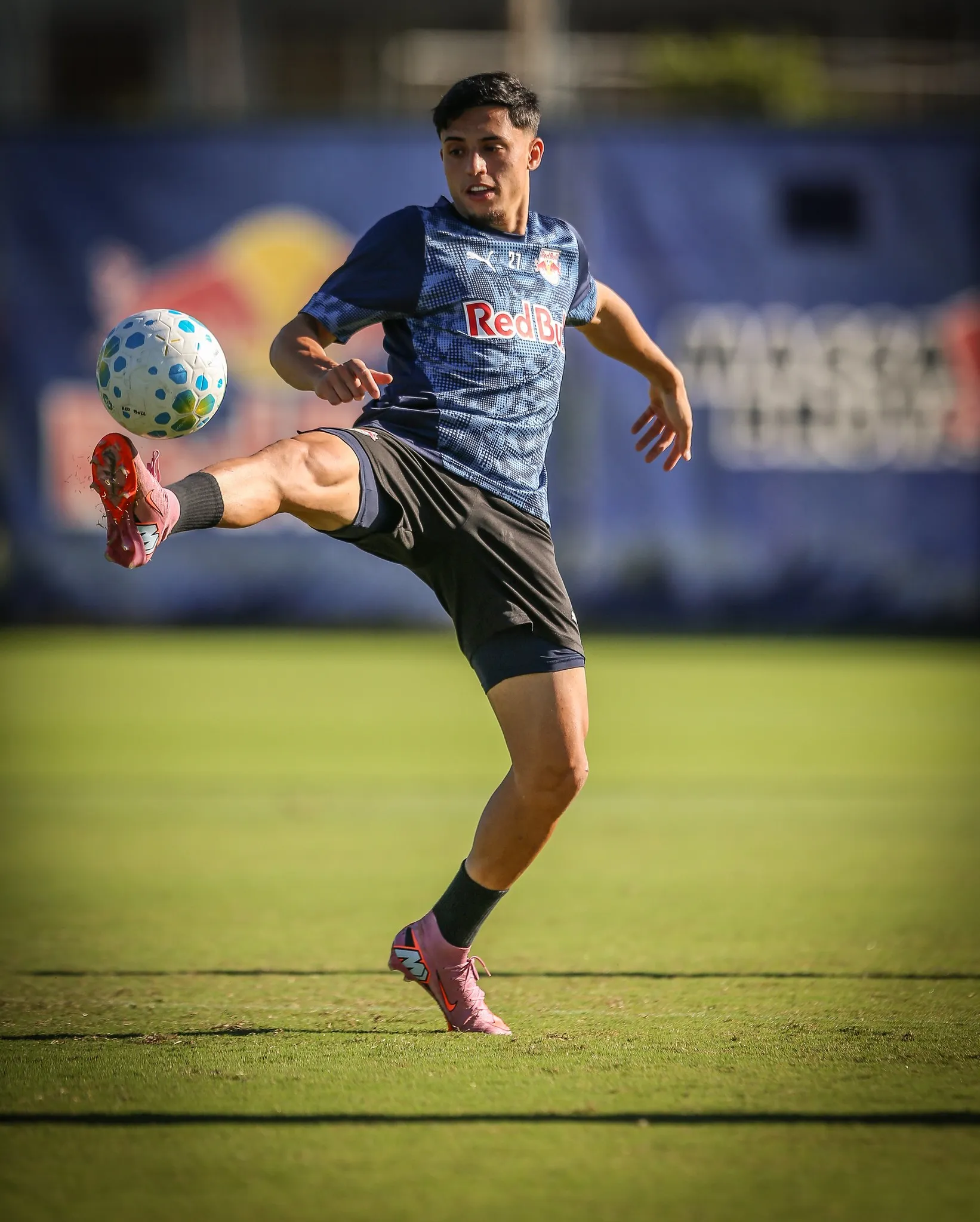 Rádio Estação Plus em ação, com transmissão de áudio online.