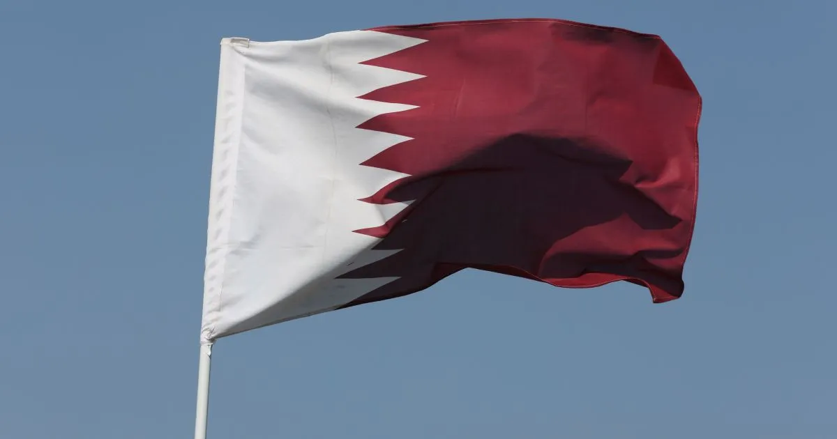 Imagem da Estação Plus em frente à Bandeira do Catar