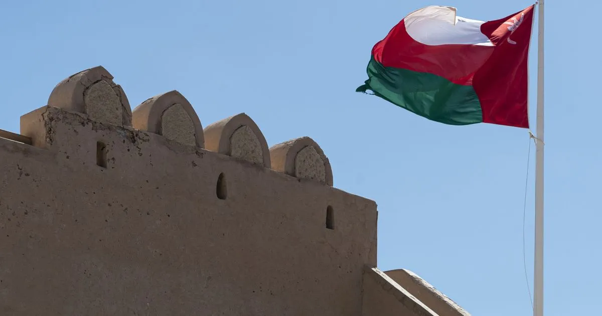 Imagem da Bandeira do Oma na Estação de Rádio Plus