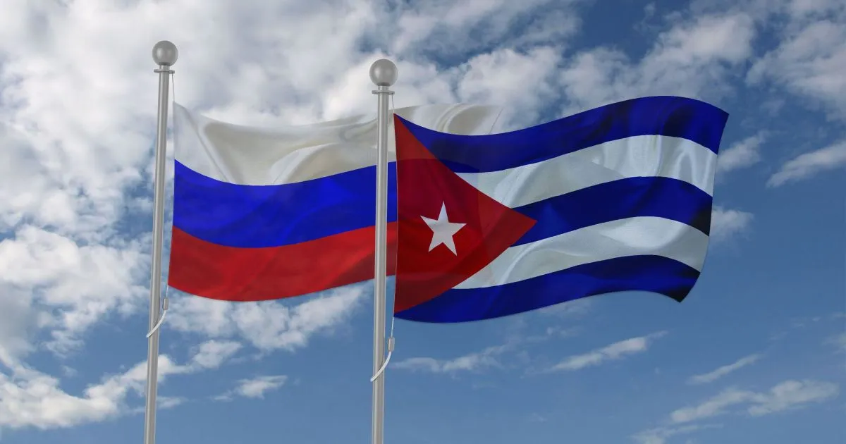 Estúdio de gravação da Rádio Estação Plus, com equipamentos de som e técnicos trabalhando.