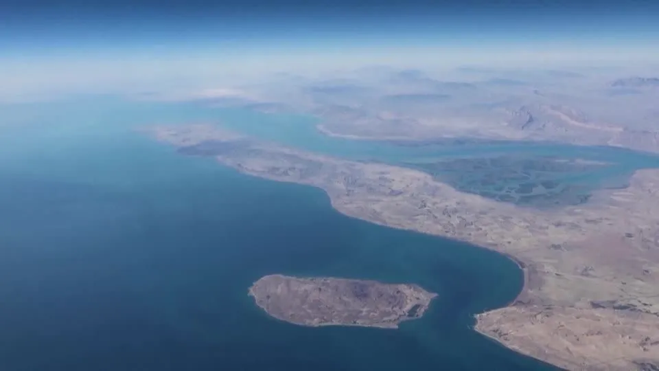 Imagem aérea da região próxima ao Estreito de Ormuz