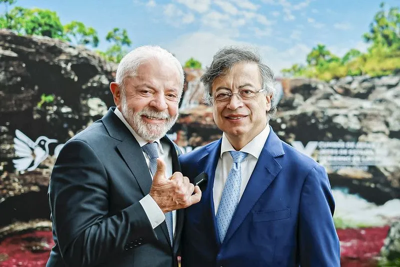 Imagem da transmissão do Rádio Estação Plus com Lula e Gustavo Petro