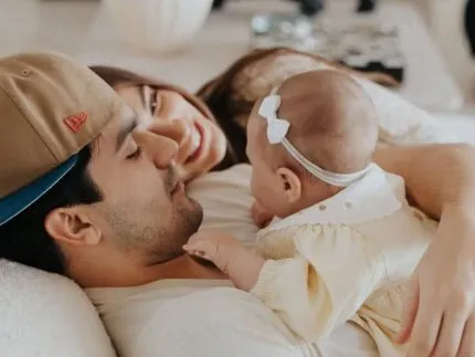 Luan Santana, Jade Magalhães e Serena em uma música ao vivo em uma estação de rádio online