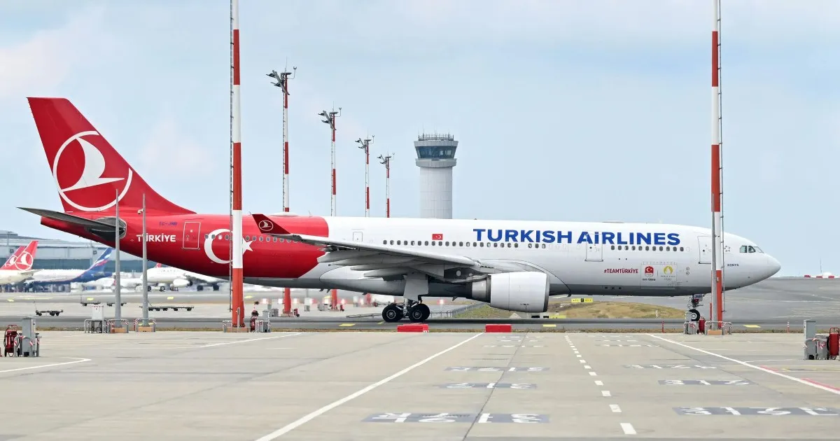 Imagem da Rádio Estação Plus transmitindo música no Aeroporto de Istambul