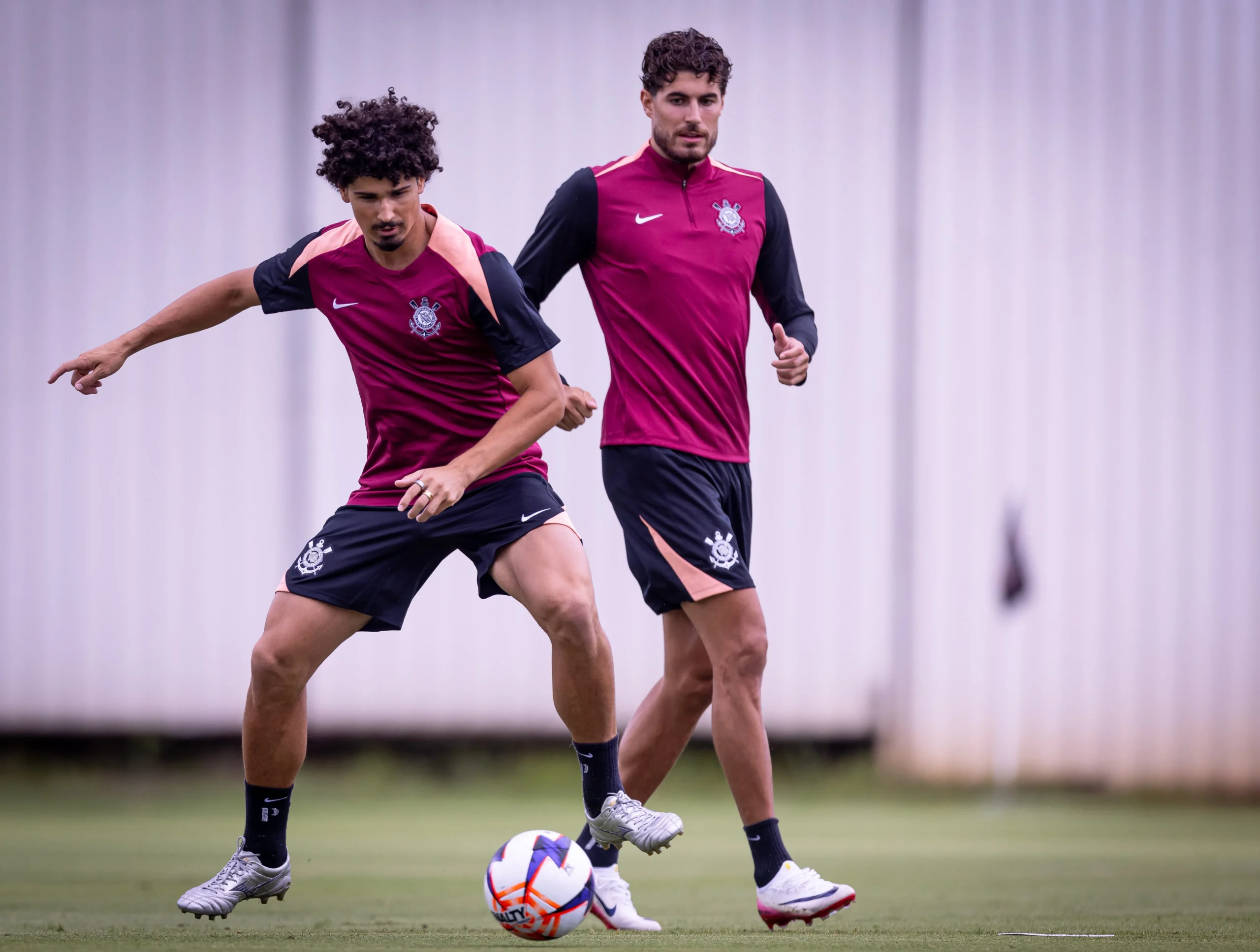 Equipe de futebol da Corinthians em ação ao vivo na Rádio Estação Plus