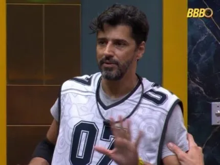 Foto de Alberto Cowboy apresentando o Rádio Estação Plus