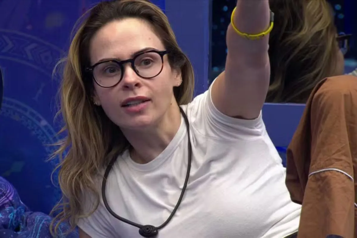 Imagem da apresentadora Ana Paula Renault no BBB 3 no Rádio Estação Plus