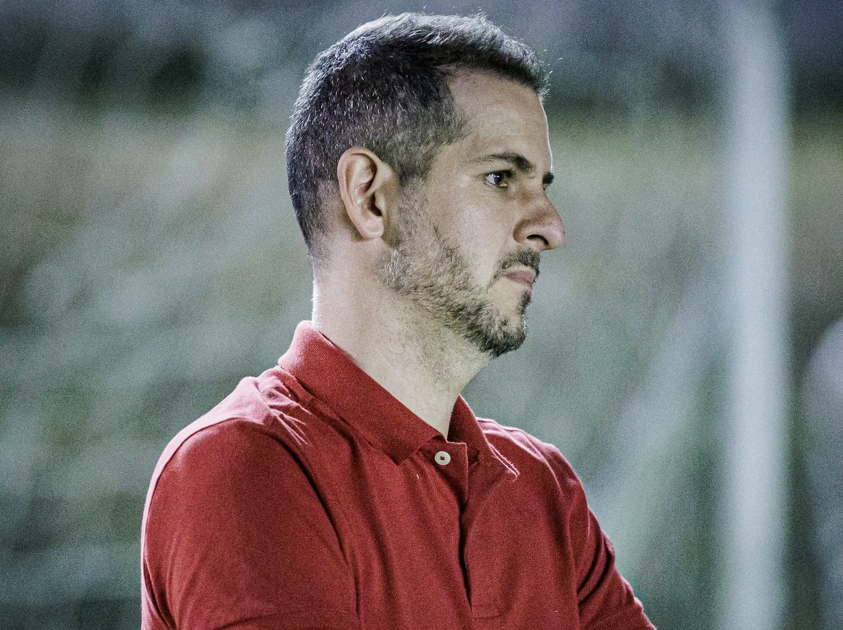 Imagem da Estação Rádio Plus, com bisson ao fundo